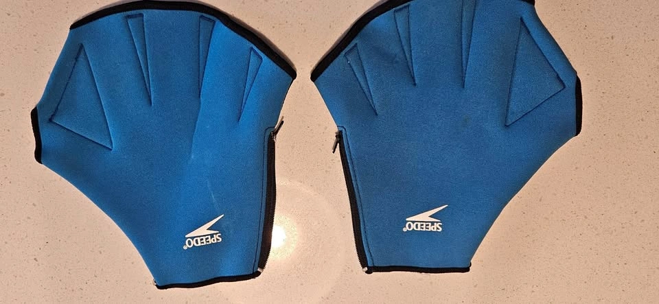 Outbound Life jacket, swim gloves and water safety kit - photo 3