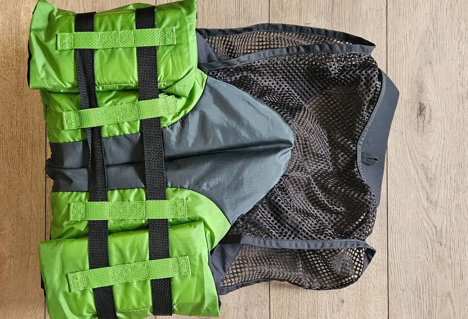 Outbound Life jacket, swim gloves and water safety kit - photo 2