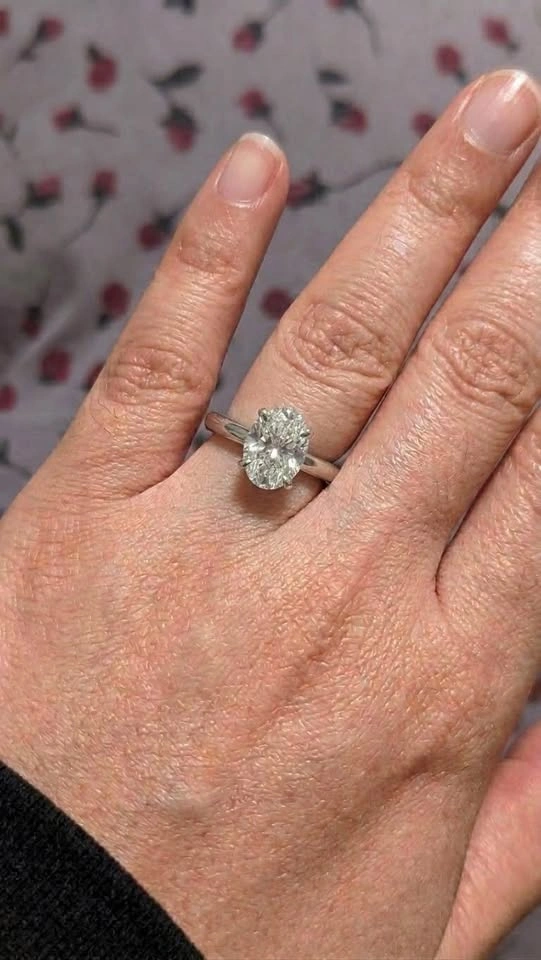 Oval shaped solitaire moissanite diamond ring in sterling silver - photo 3