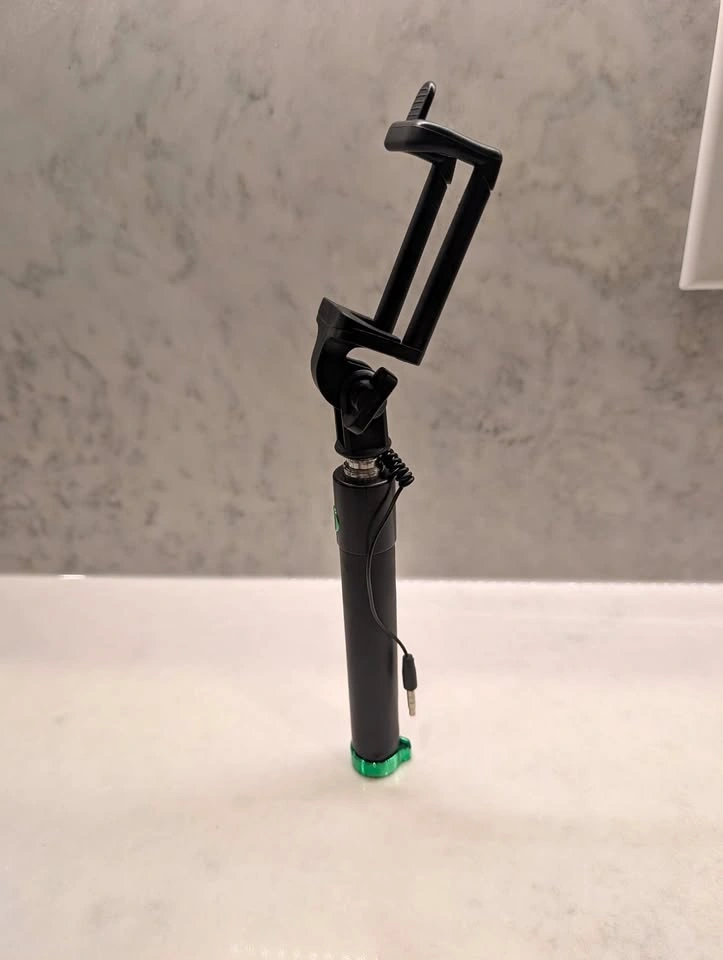 Balu BSS134028 Selfie Stick Wired for iPhone and Android