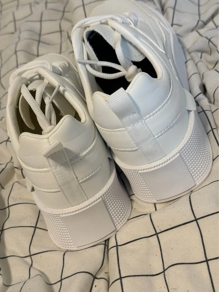 Men’s White Sneakers – Size 10.5 – Brand New - photo 2