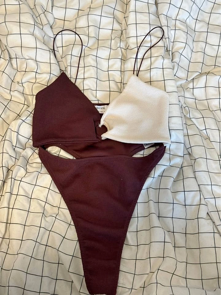 Two-Tone Cut-Out Bodysuit – Size L