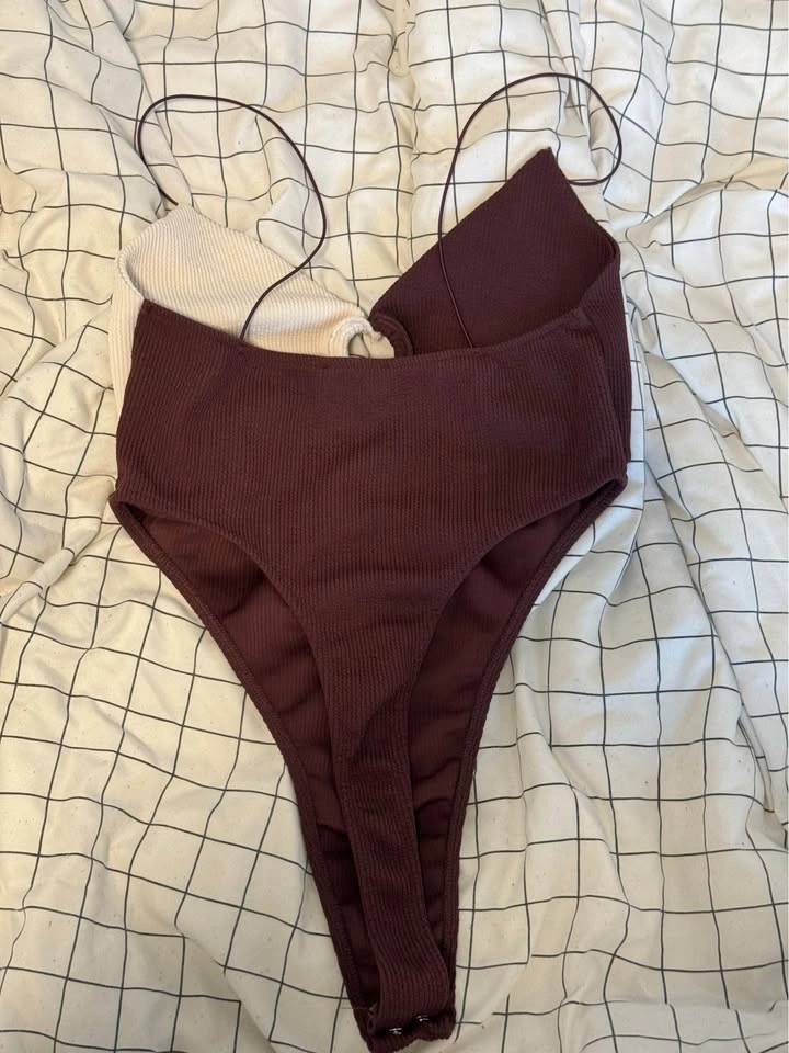 Two-Tone Cut-Out Bodysuit – Size L - photo 2