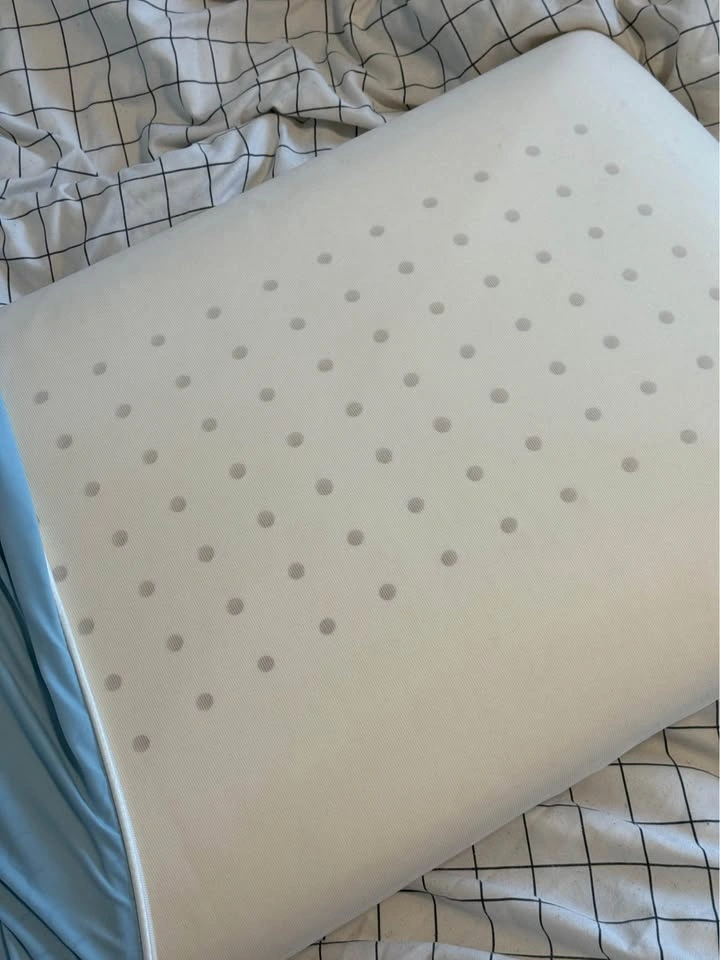 IKEA KVARVVEN Ergonomic Memory Foam Pillow – Queen - photo 4