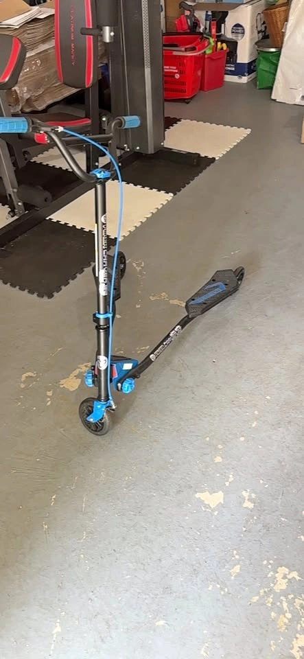 Fliker 3-Wheel Carving Scooter