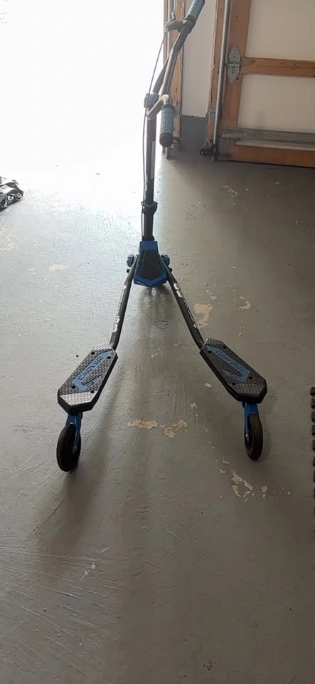 Fliker 3-Wheel Carving Scooter - photo 3