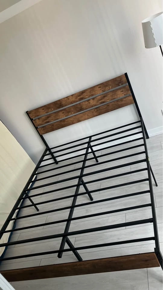Queen bed frame - photo 2