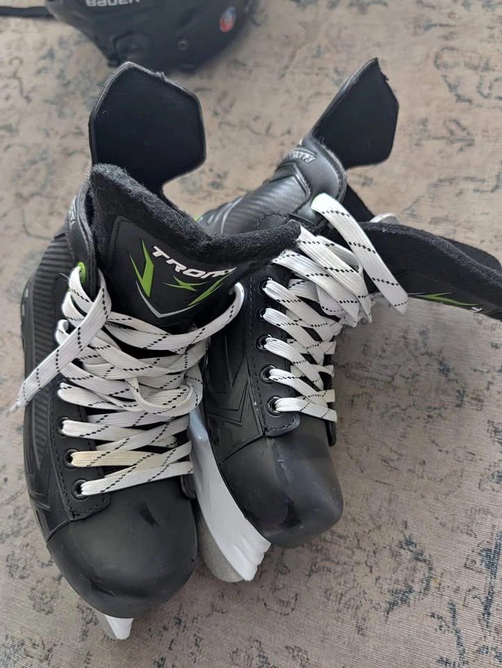 Adult Ice Skates (Shoe Size 7) & CSA Certified Hockey Helmet