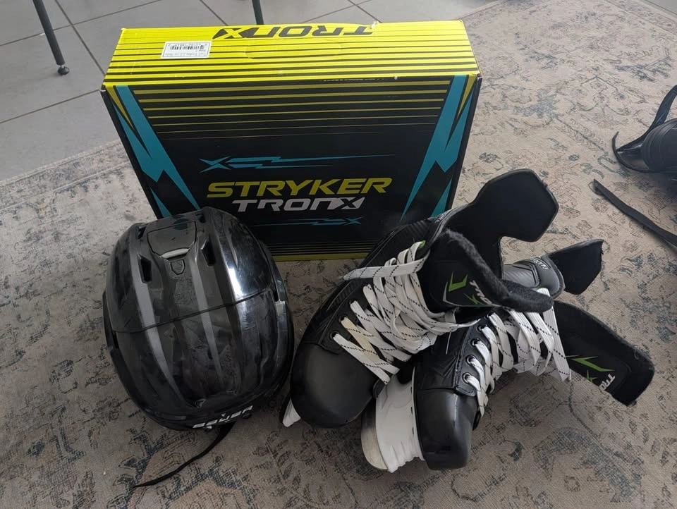 Adult Ice Skates (Shoe Size 7) & CSA Certified Hockey Helmet - photo 3