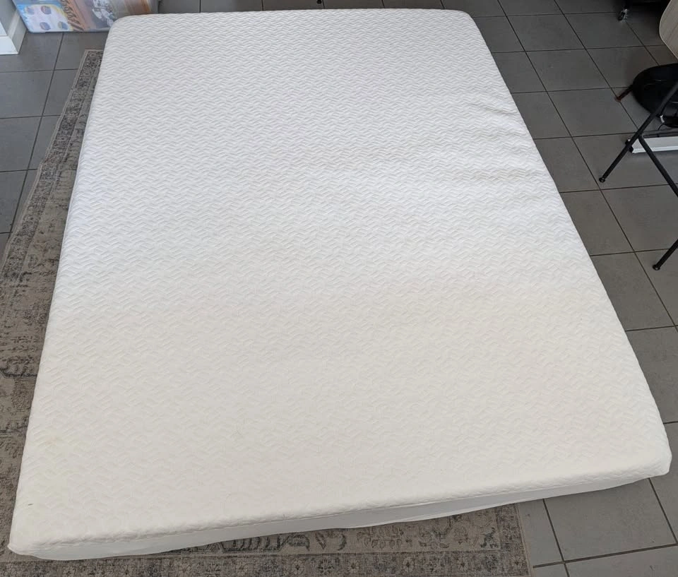 8" Queen Gel Memory Foam Mattress + Mattress Protector - photo 2