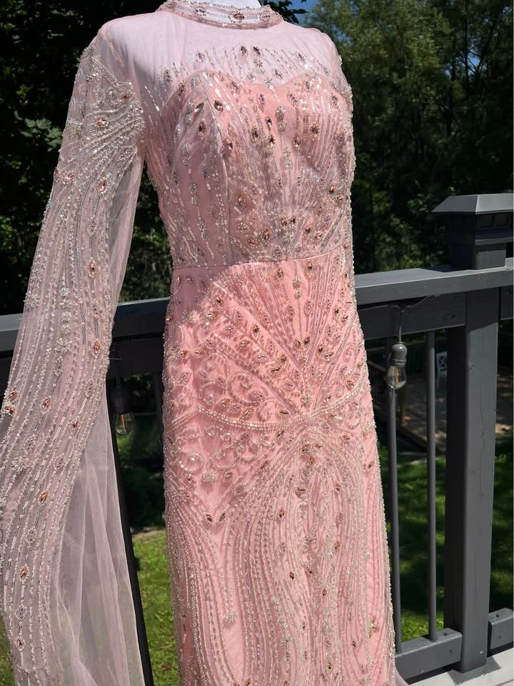 Beautiful and elegant evening gown - photo 2
