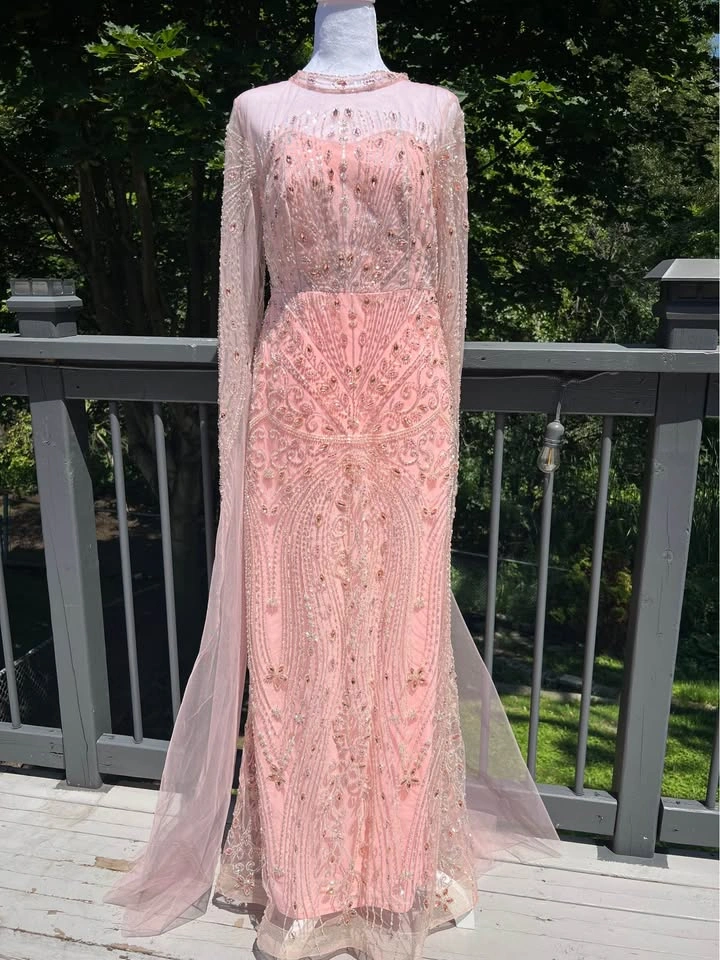 Beautiful and elegant evening gown - photo 3