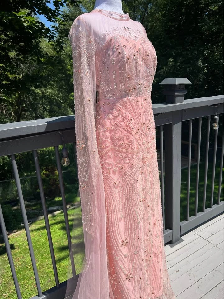 Beautiful and elegant evening gown - photo 4