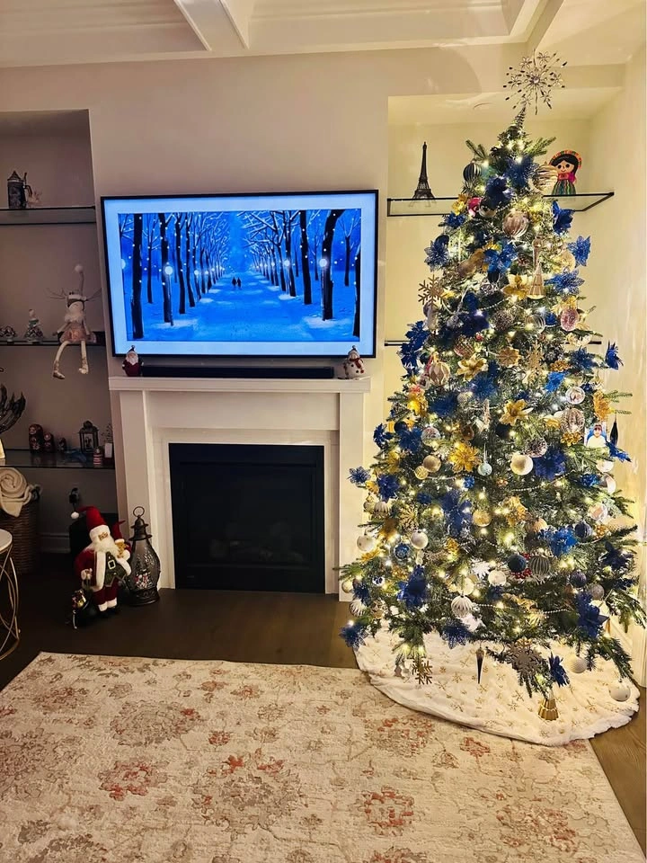 Moving sale - 8ft Pre-lit Tree, 5ft Snowman, Light-up Gifts - photo 3