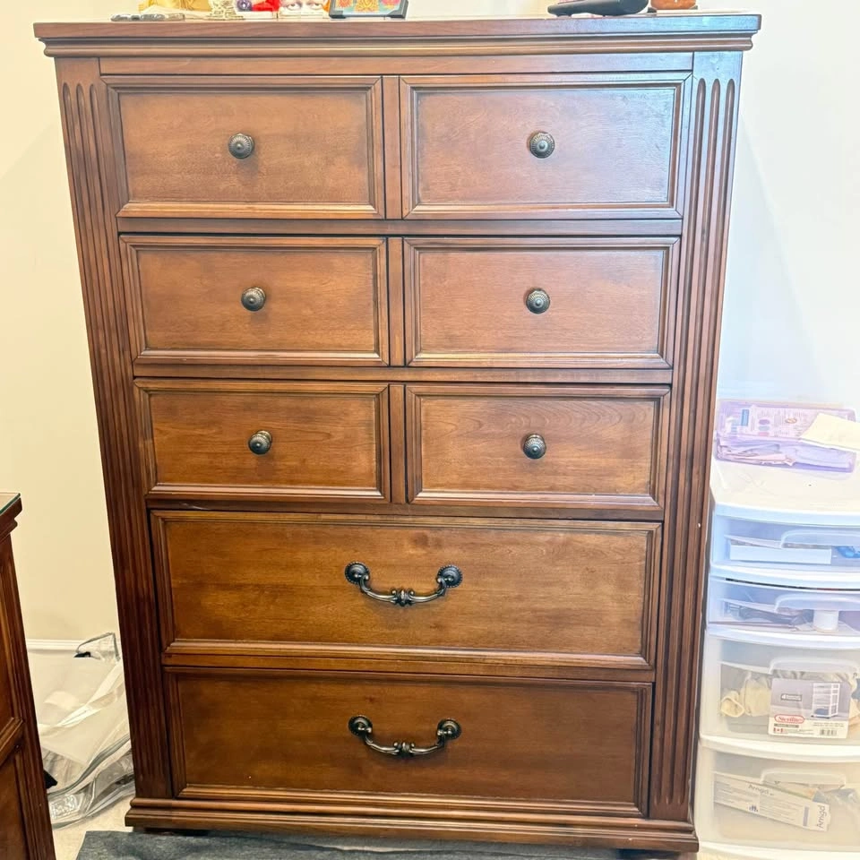 MOVING SALE - Queen Bedroom Set with Nightstands and Chest - photo 3