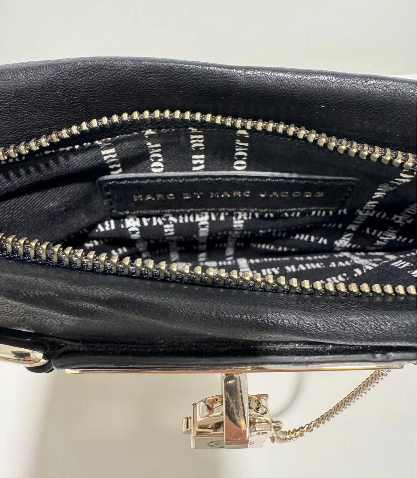 Authentic Marc by Marc Jacobs Leather Wristlet Clutch - photo 4