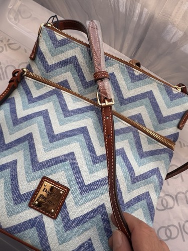 Dooney & Bourke Blue Chevron Zip Crossbody Purse NWT - photo 2
