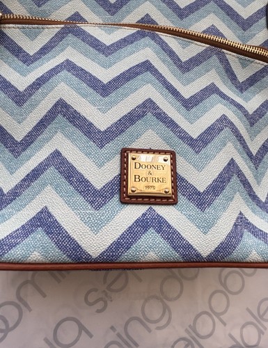 Dooney & Bourke Blue Chevron Zip Crossbody Purse NWT - photo 4