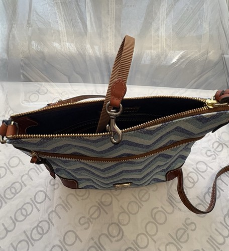 Dooney & Bourke Blue Chevron Zip Crossbody Purse NWT - photo 5