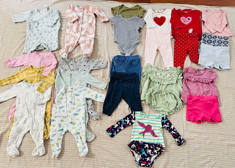 Baby girl clothing lot - clothes, swaddles, socks, mitts - photo 2