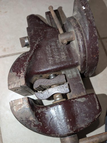 Vintage Wards Master Quality Swivel Bench Vise Anvil & Pipe Jaws - photo 3