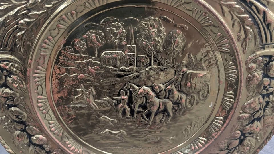 Vintage Made in England Brass Horse & Carriage Wall Charger - photo 4