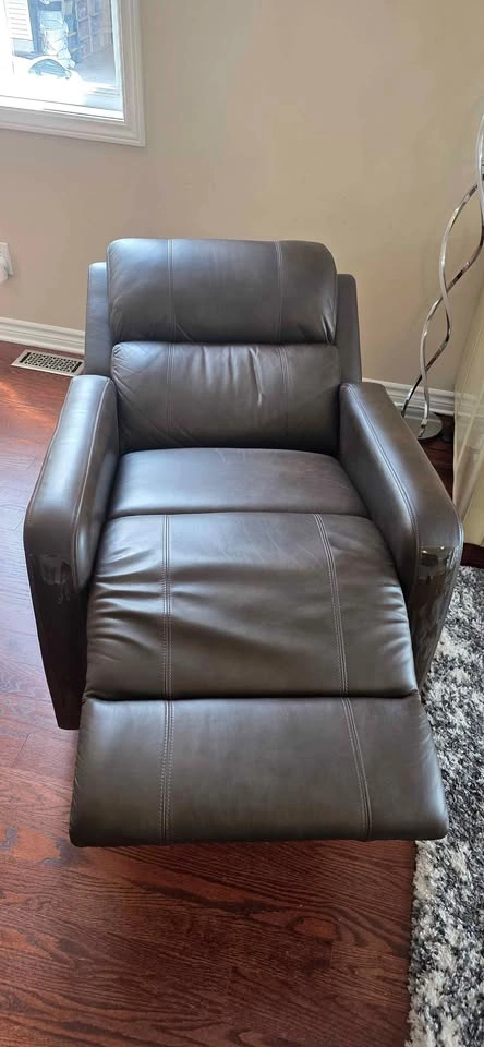 Costco Dual Power Leather Glider Recliner – USB (2 Recliners) - photo 2