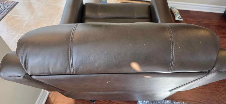 Costco Dual Power Leather Glider Recliner – USB (2 Recliners) - photo 5