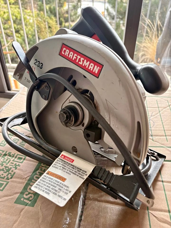 Craftsman 7-1/4” Circular Saw. Comes with Extra Blade!