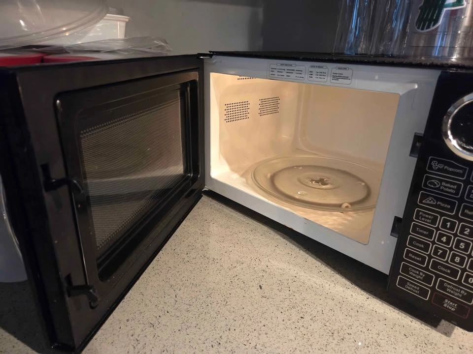 RCA Black Microwave - photo 2