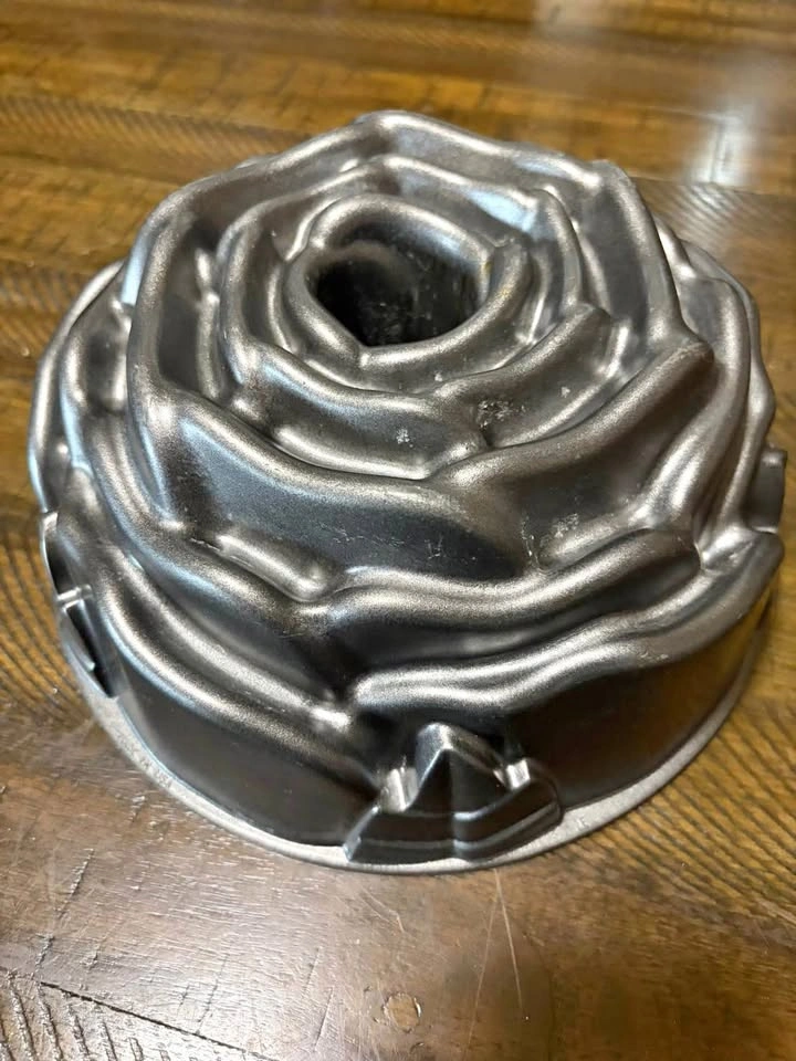 Nordic Ware Rose Bundt Pan (9 inch)