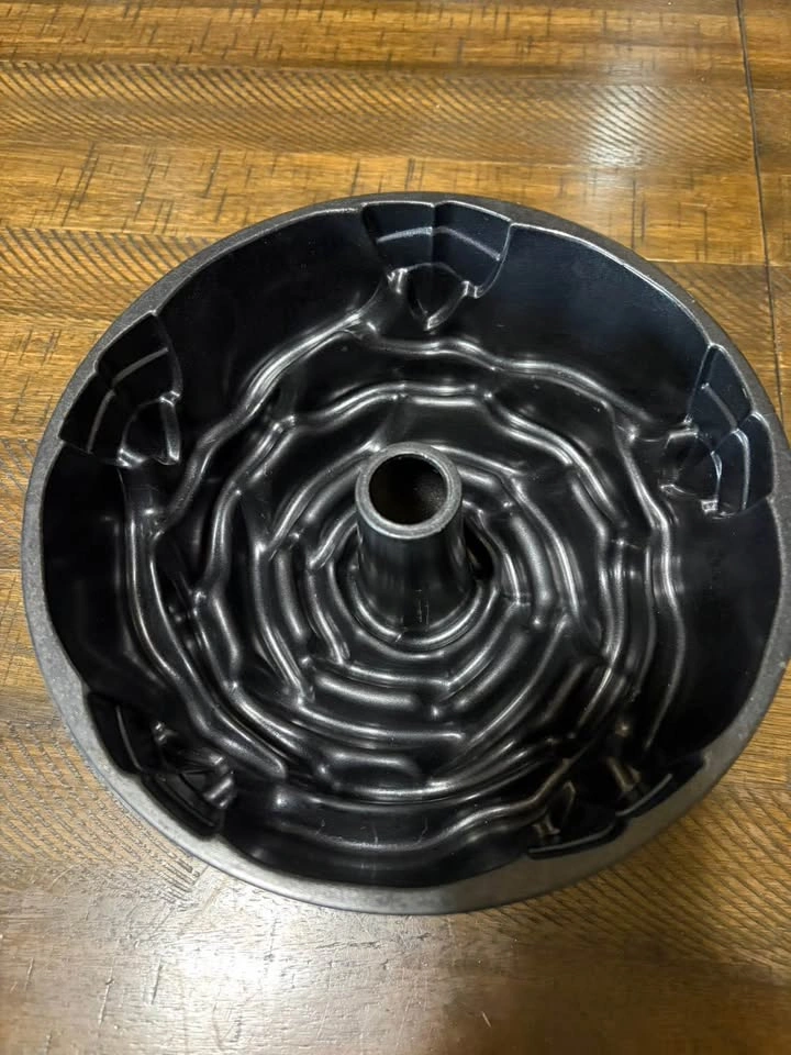 Nordic Ware Rose Bundt Pan (9 inch) - photo 3