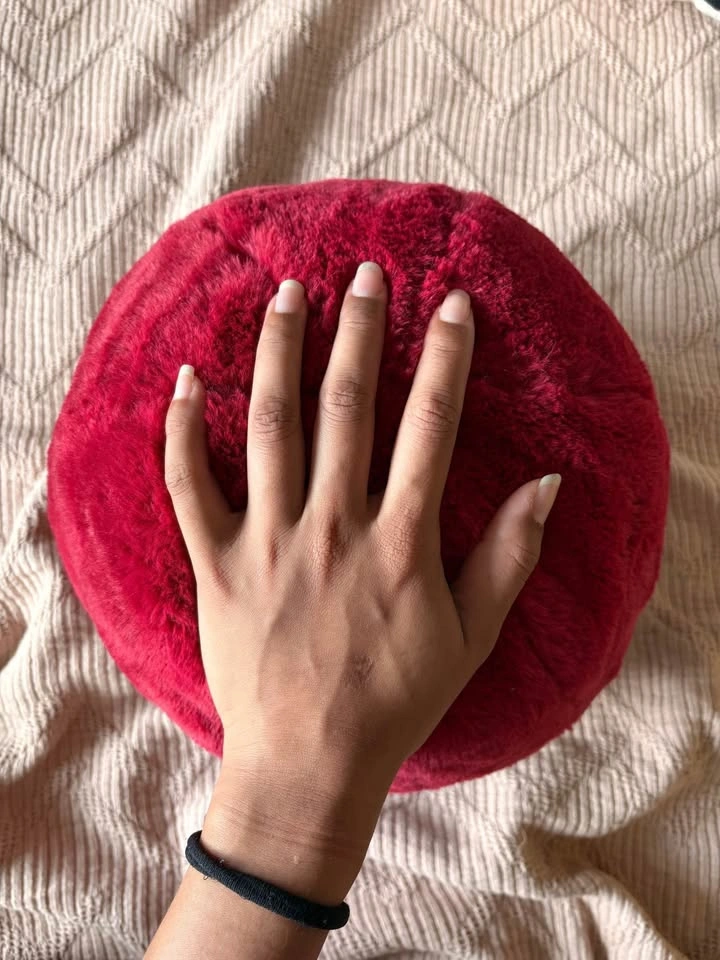 Fluffy round red cushion - photo 2