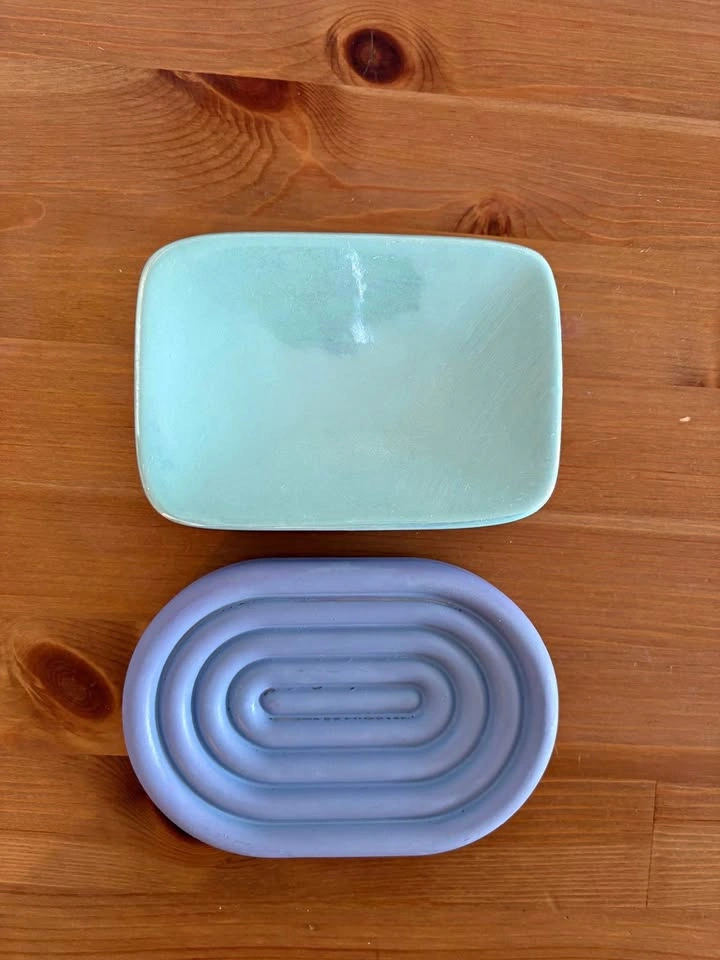 2 blue ceramic soap dishes