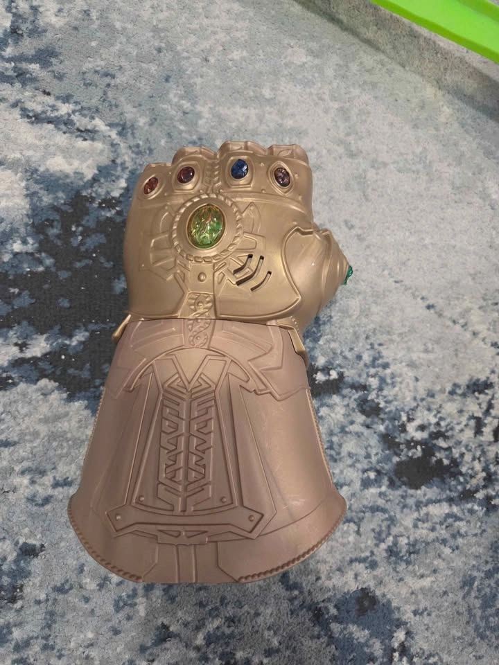 Marvel Avengers Thanos Action Figure and Infinity Gauntlet - photo 2