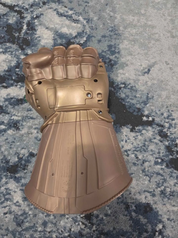 Marvel Avengers Thanos Action Figure and Infinity Gauntlet - photo 3