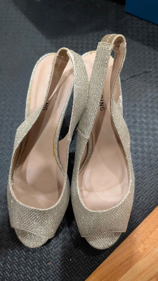 Women high heels $10 each - photo 2
