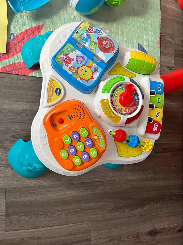 VTech Sit-to-Stand Learn & Discover Table