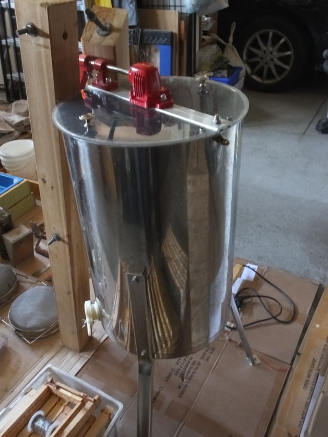 A Complete Beekeeping Setup - Supplies and Equipments - photo 2