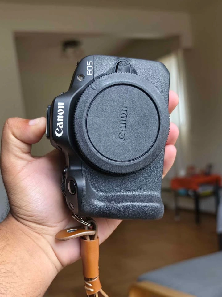 Canon R50 with Kit Lens - photo 2