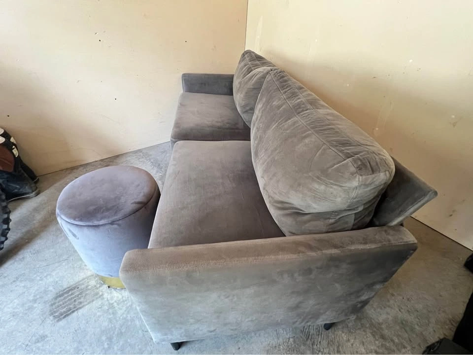 Free Delivery 🚛 Grey Velvet Sofa Couch + Chaise - photo 4