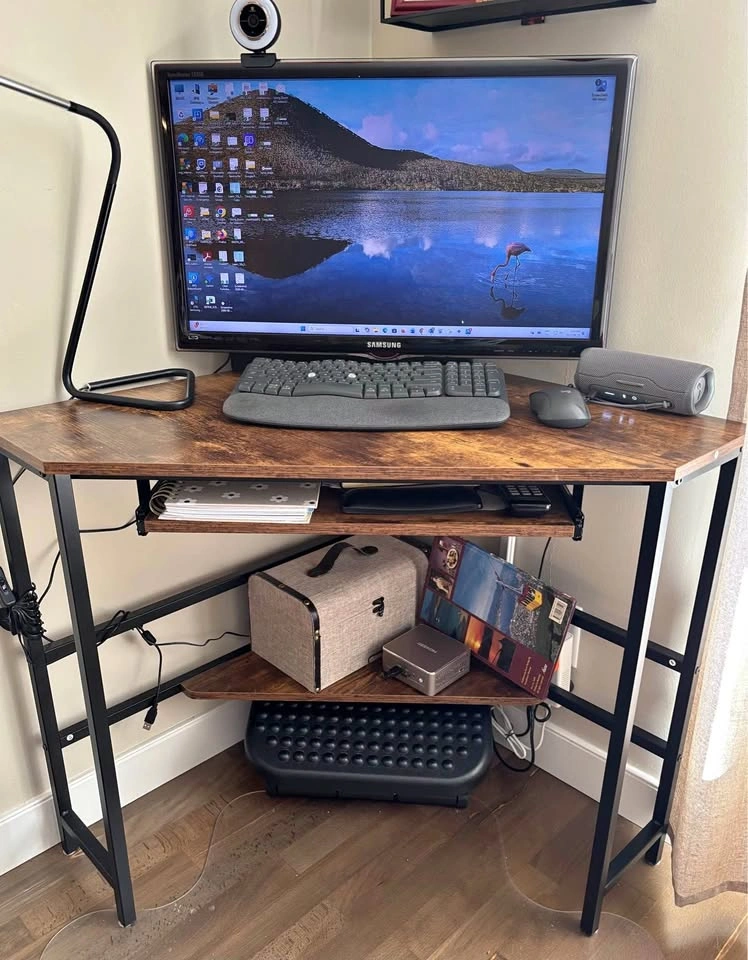 Space saving corner desk in great condition
