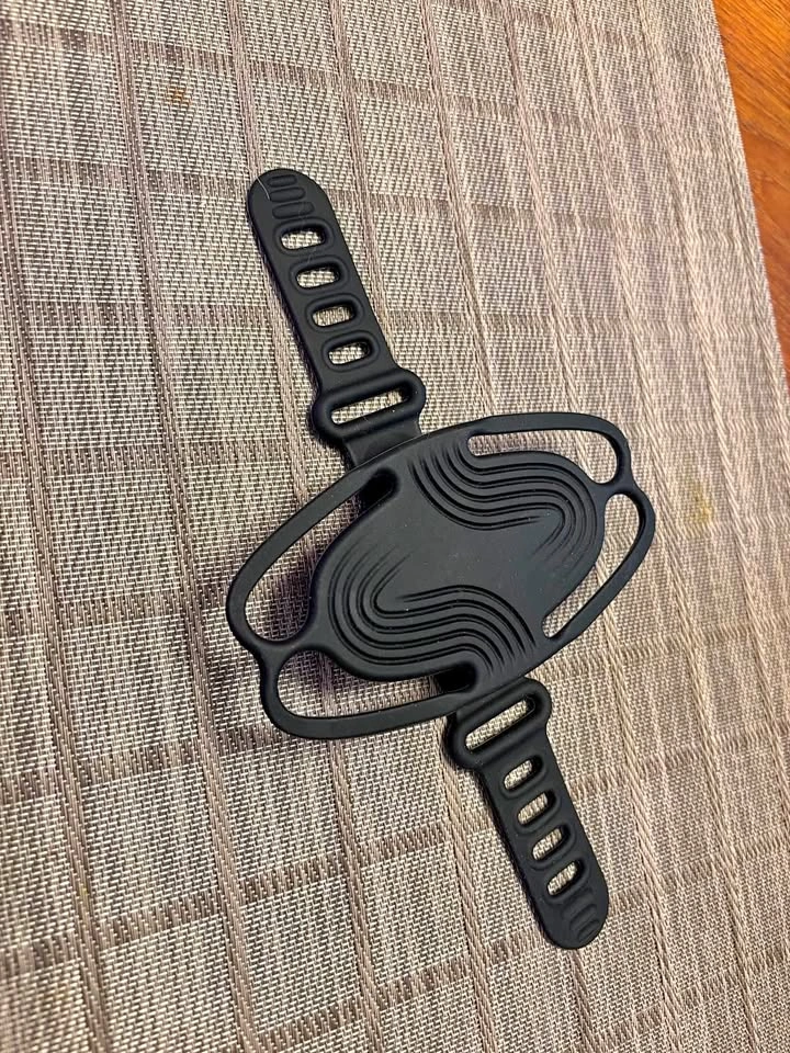 Universally compatible smart phone holder for bike stem