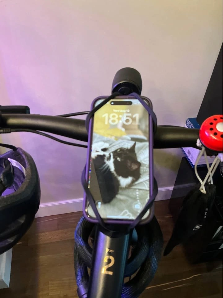 Universally compatible smart phone holder for bike stem - photo 2