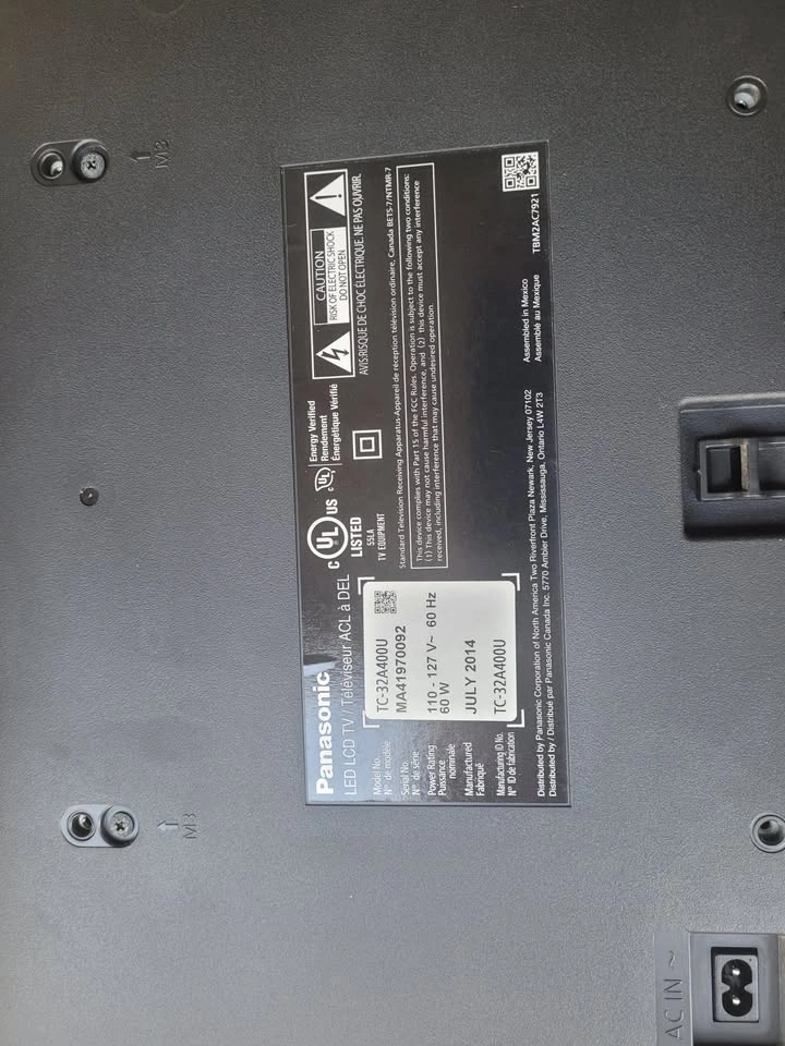 PANASONIC TC-32A400u 32" LCD TV with Remote and VCR - photo 2