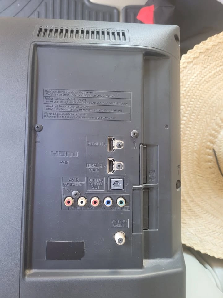 PANASONIC TC-32A400u 32" LCD TV with Remote and VCR - photo 3