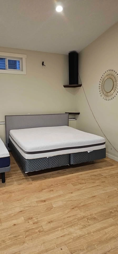 ×2 Complete King Beds - Excellent Condition - photo 2