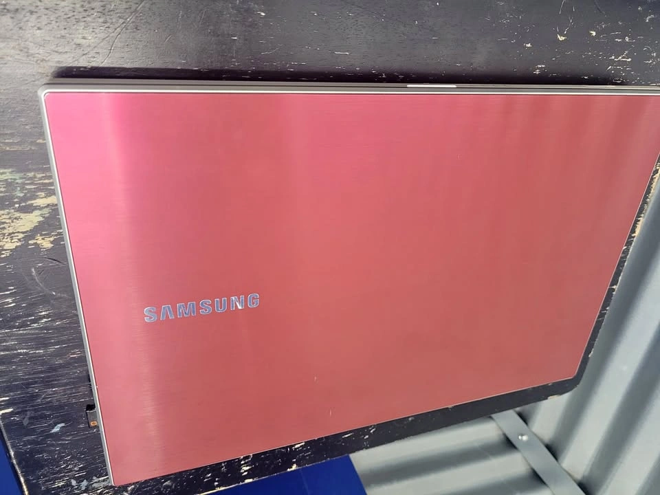 Samsung Notebook NP300 Intel Pentium RED Laptop Windows 7