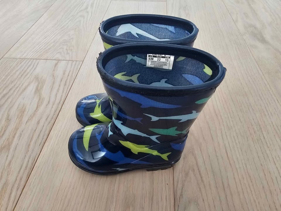 Size 6 toddler Carters rain boots - photo 3