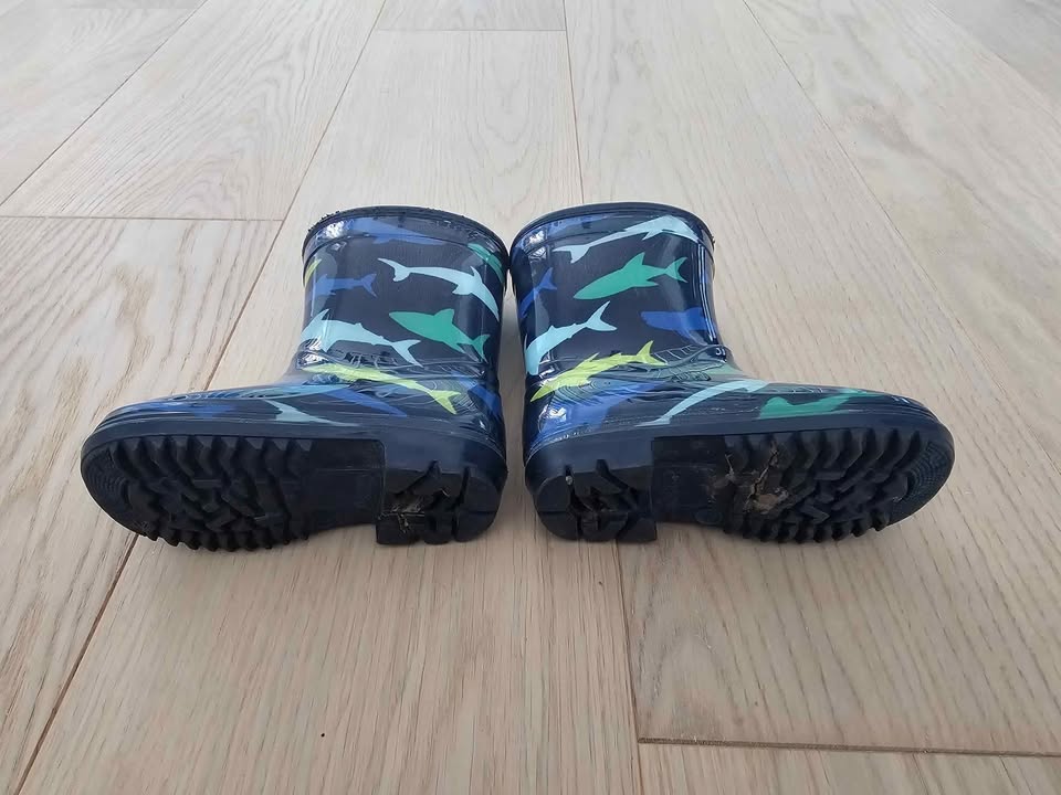 Size 6 toddler Carters rain boots - photo 5